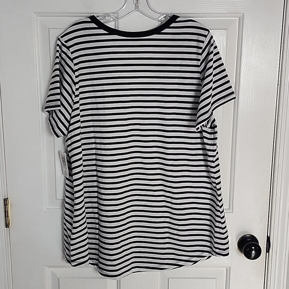 Torrid Black/White Girlfriend Signature Jersey V-neck Tee, NWT - Picture 7 of 7